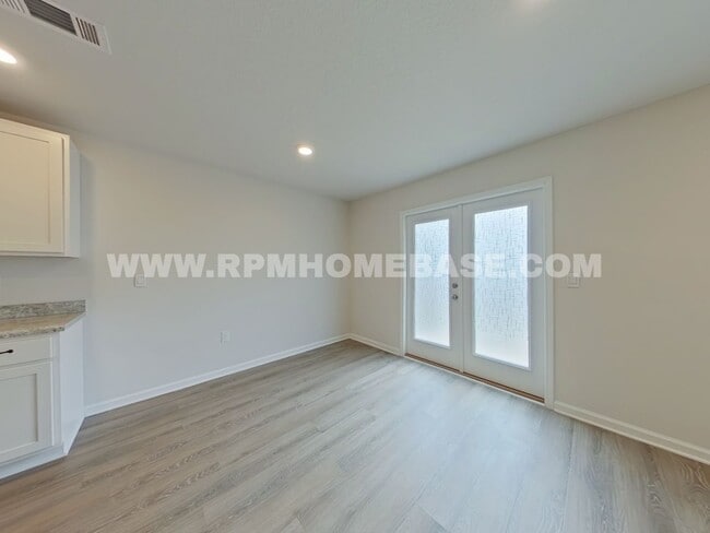 Building Photo - Spacious 5-Bedroom Home with Flexible Livi...