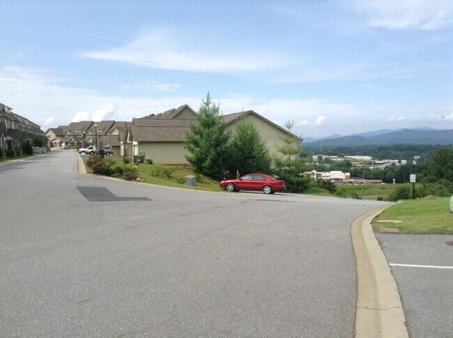 Building Photo - 31 Rotunda Cir