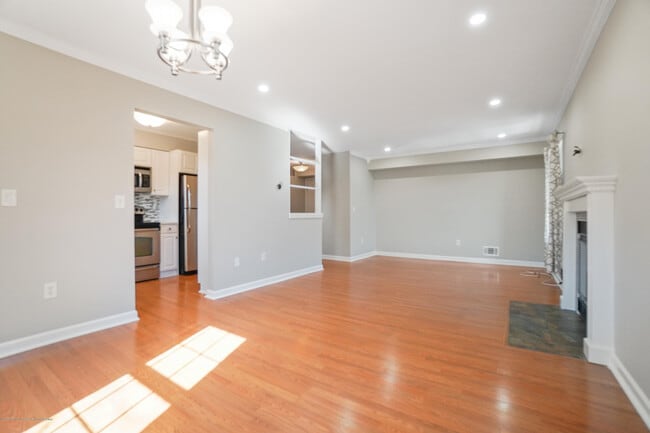 Building Photo - 1118 Wellington Pl