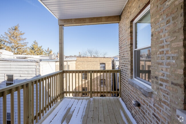 2BR, 2BA - 1,200SF - Porch - 1710 W Lunt