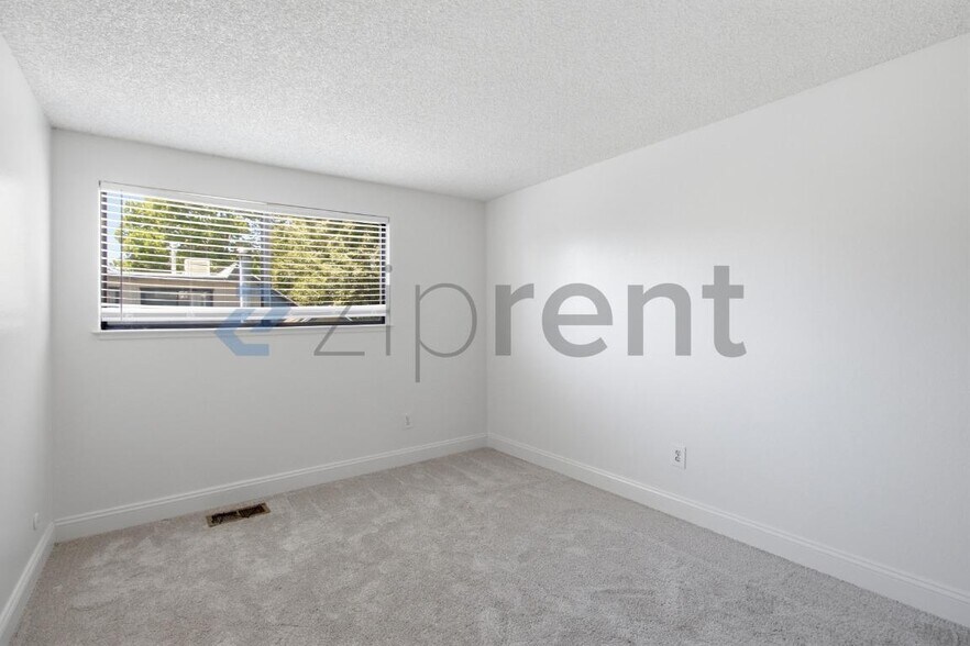 Building Photo - Unit