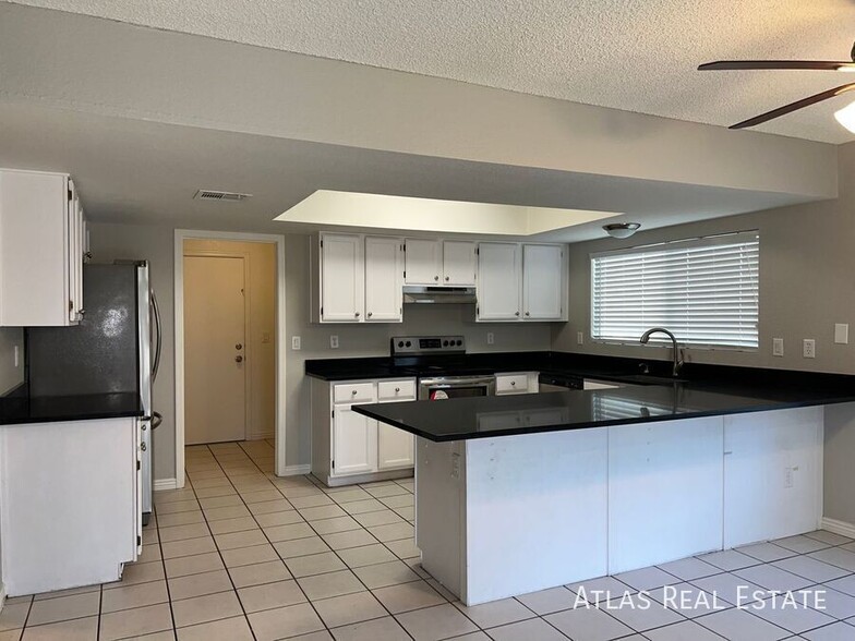 Building Photo - 4145 W Bluefield Ave