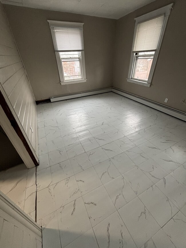 Building Photo - 154 Daly Ave