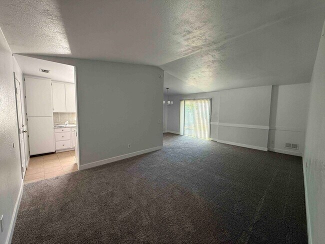 Building Photo - Freshly Updated 3 Bedroom 2 Bath