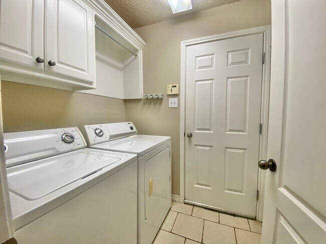 Building Photo - Great 3 bed 2 bath now available in Frensh...