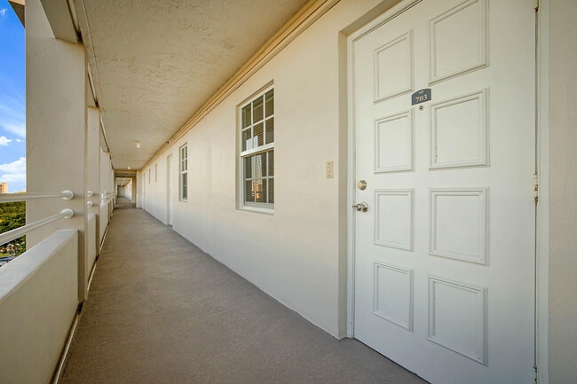 Building Photo - 575 Oaks Ln