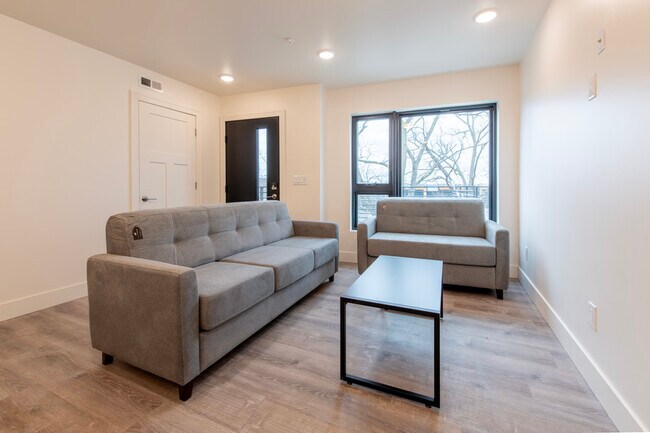 Building Photo - 911 S Main-911-201