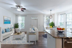 Building Photo - 340 Jacaranda Dr