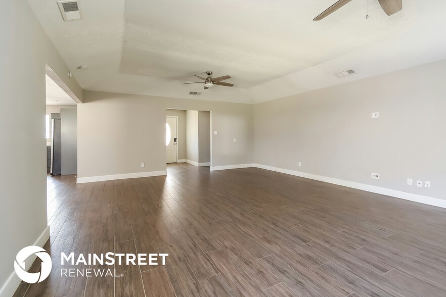 Building Photo - 2662 S Woodloch St