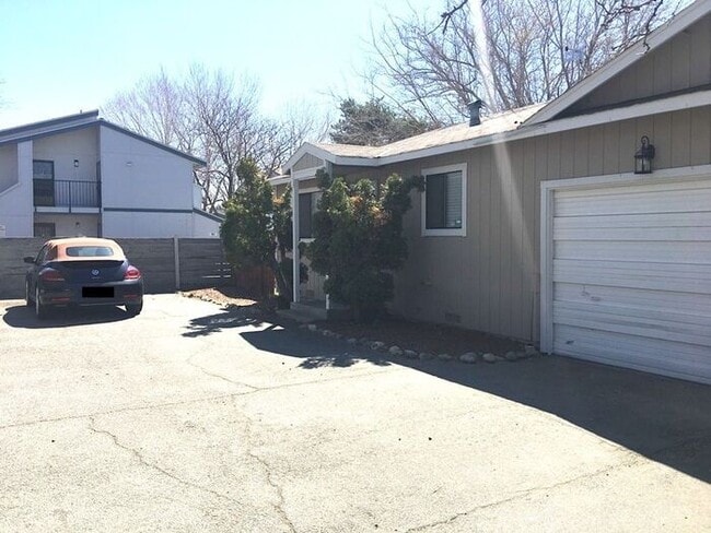 Building Photo - Reno Duplex - Garage, Dishwasher, Washer/Dryer Hookups, Central A/C