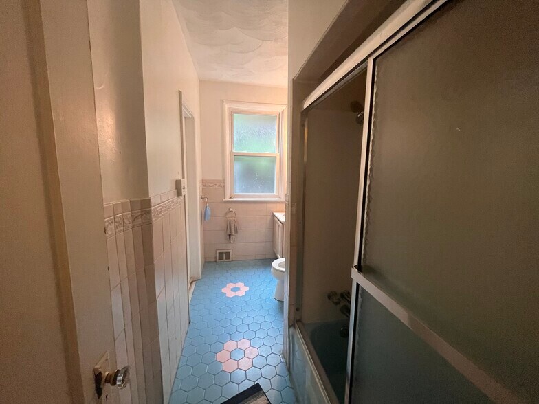 Building Photo - 5604 Pocusset St