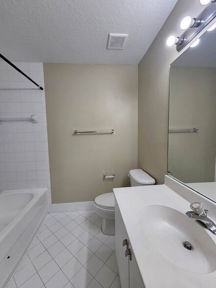 Building Photo - 3490 Briar Bay Blvd
