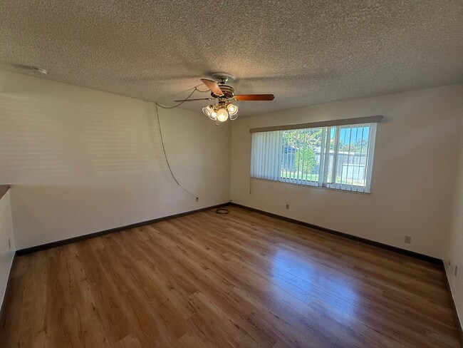 Building Photo - 3 bed 2 bath home available now!