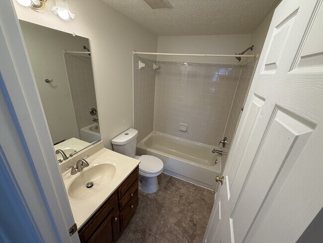 Building Photo - 542 Hollyberry Way
