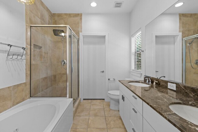 Building Photo - Contemporary Townhome Steps from Downtown/...