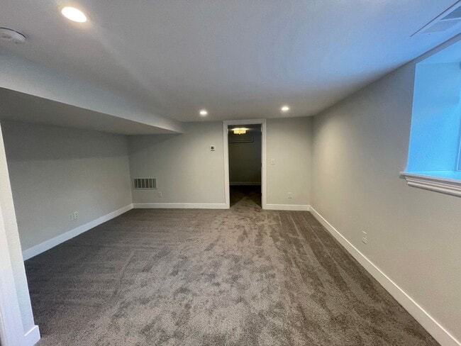 Building Photo - Killer Location w/ Utilities Included!