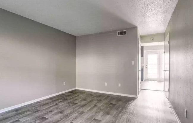 Building Photo - Country Oaks