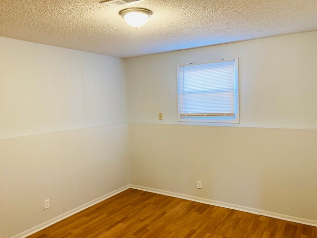 Building Photo - Great Two Bedroom Apartment