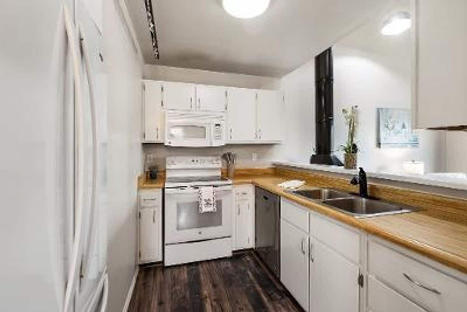 Building Photo - 5555 Denmark Ct