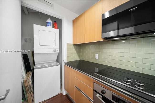 Building Photo - 1060 Brickell Ave