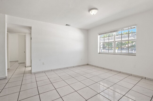 Building Photo - Comfortable 3-Bedroom Multifamily Home in Prime Miami Location (Water and electricity are included)