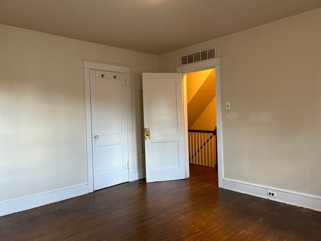 Building Photo - Beautiful 3 Bedroom End of Row Townhome in...