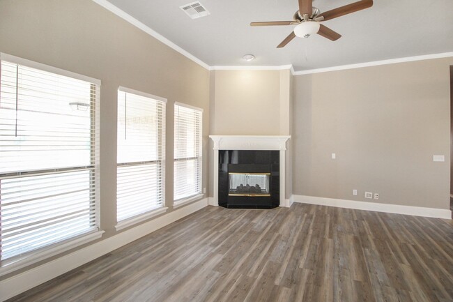 Building Photo - Great 4 Bed, 2 Bath, in Gated Community / ...
