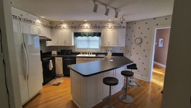 Building Photo - 423 Brightwood Dr