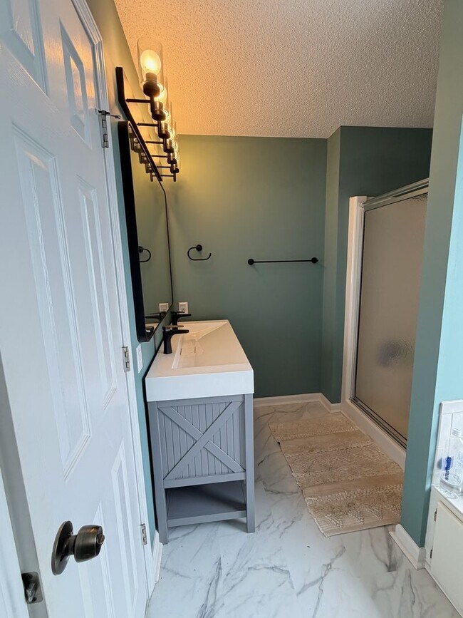 Building Photo - 253 Riverrun Dr
