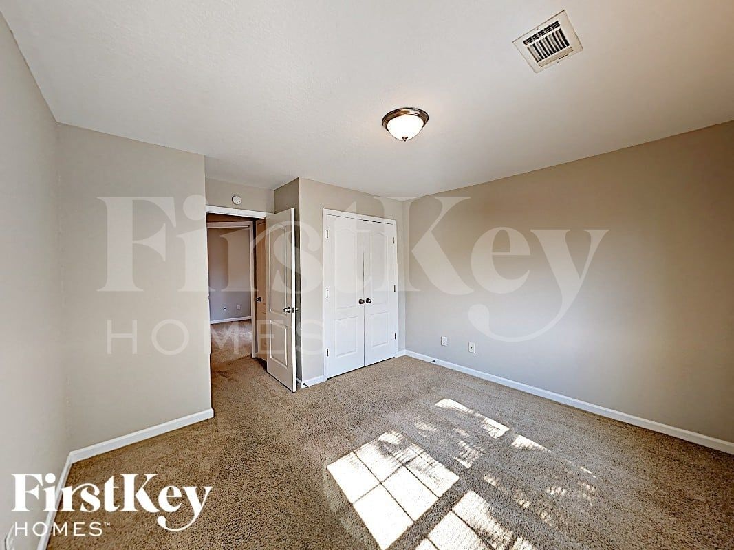 Building Photo - 355 Lakeside Point