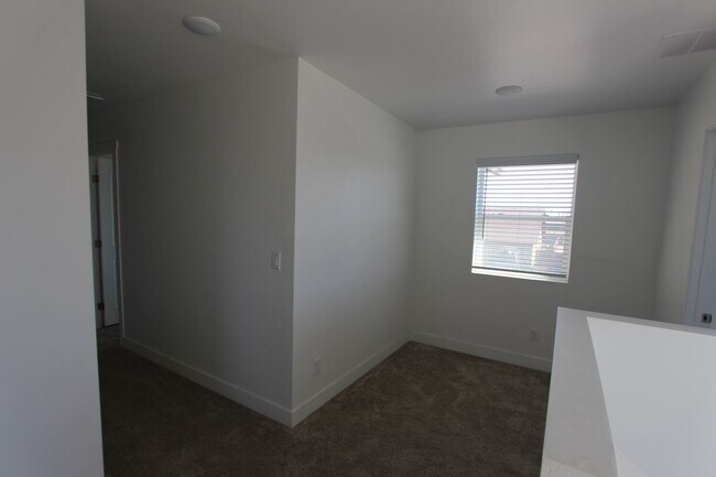Building Photo - Spacious 4 Bedroom Home in Bellemont | Fenced Backyard + 2 Car Garage