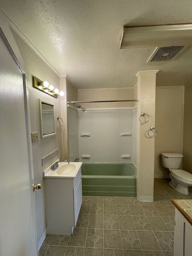 Building Photo - Nice 4 bedroom, 2.5 bath home featuring 1,...