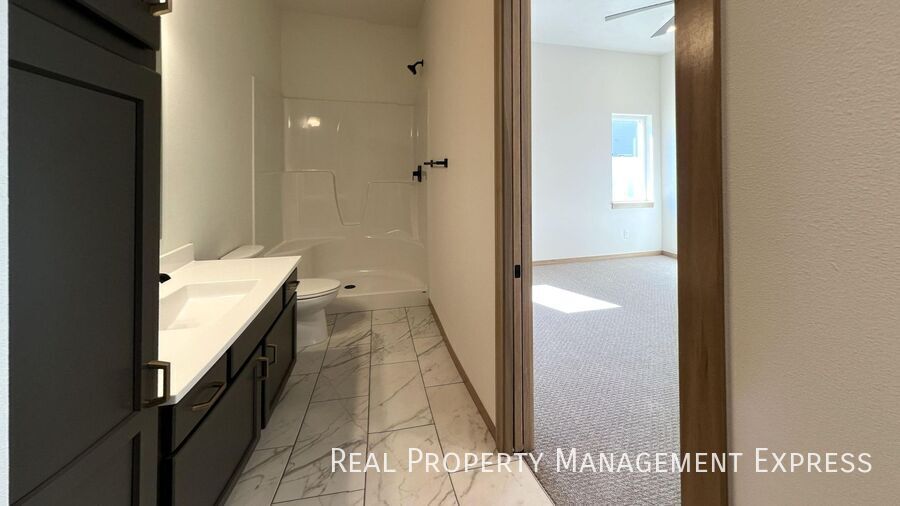 Building Photo - Modern 3-Bed, 2.5-Bath Home in West Sioux ...
