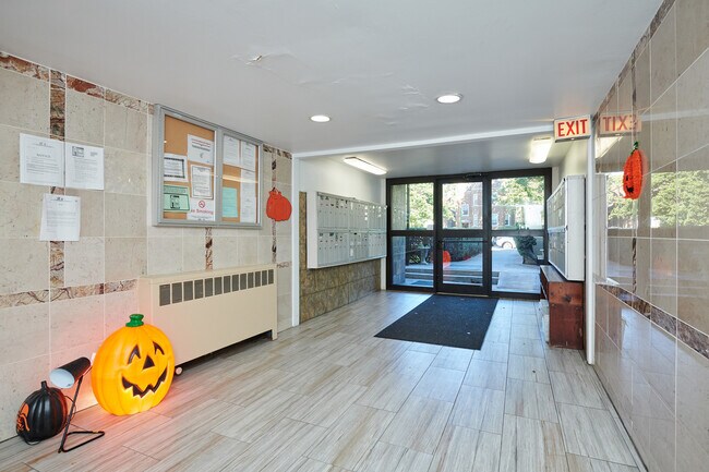 Building Photo - 2115 W Farwell Ave
