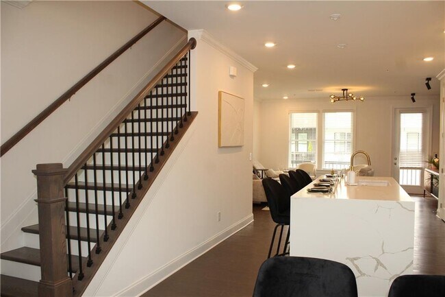 Building Photo - 6641 Beacon Dr