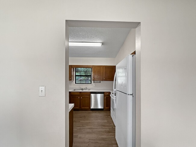 Building Photo - Charming Navarre Home with Hardwood Floors...