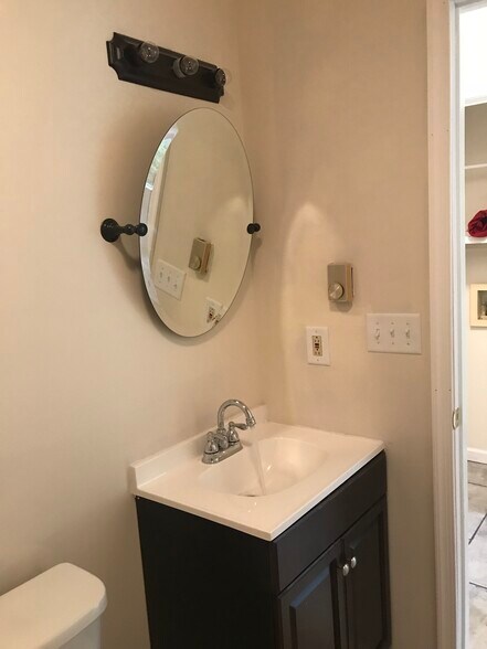 Building Photo - 10 Candlewood Ln