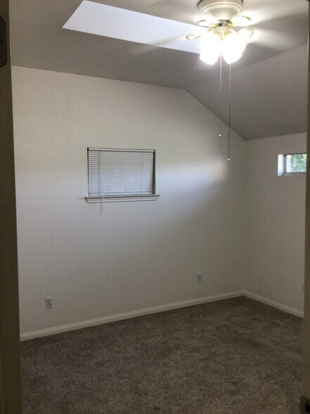 HOME OFFICE/W SKYLIGHT - 2913 Whisper Oaks Ln