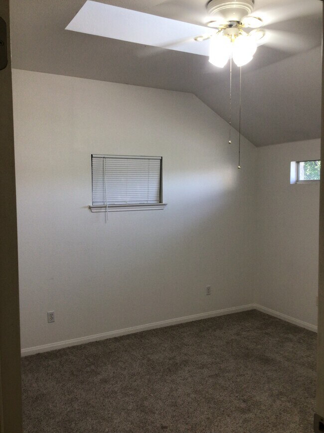 HOME OFFICE/W SKYLIGHT - 2913 Whisper Oaks Ln