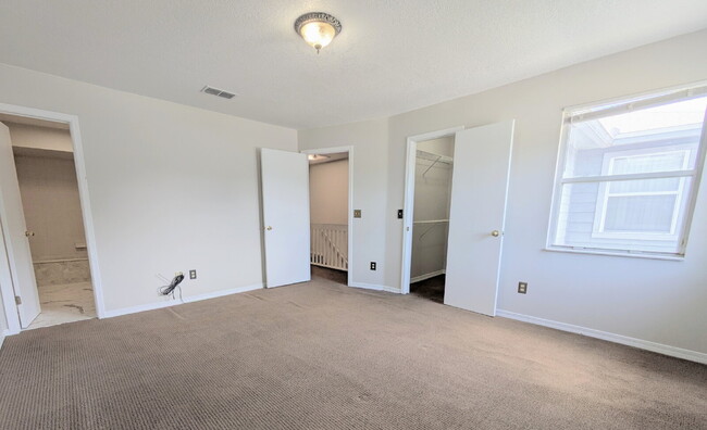 Building Photo - "$300 OFF MOVE-IN SPECIAL! Spacious 3-Bed, 2.5 Bath Townhouse Nestled in the Heart of East Arling...