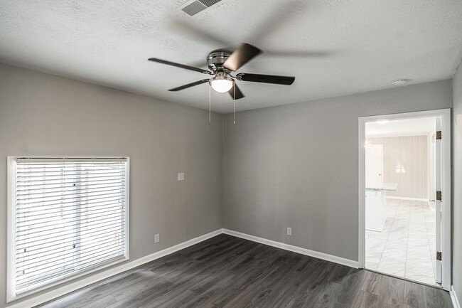 Building Photo - Remodeled Ranch In Hendersonville - Fenced...