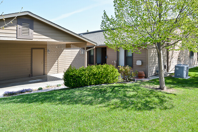 Building Photo - 2 bedroom 2 bath townhome located on the B...