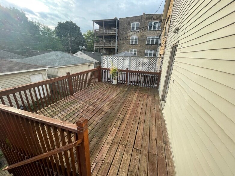 Private Deck - 3047 N Troy St