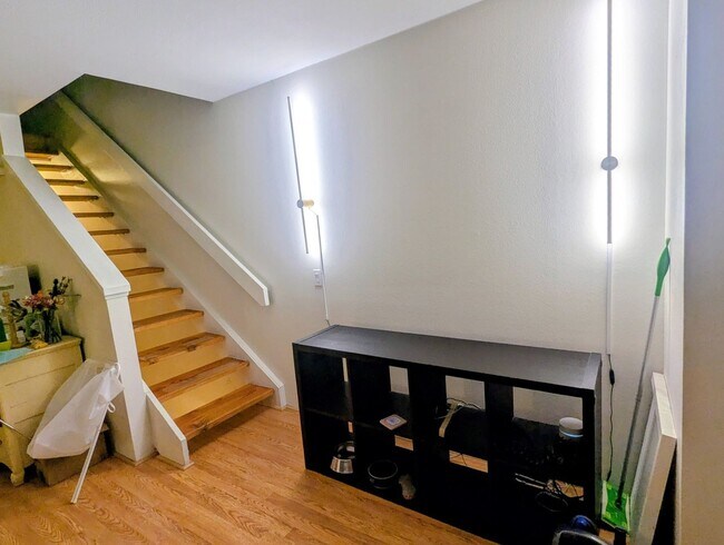Building Photo - 8750 Villa Ln Jolla Dr