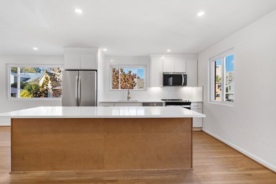 Building Photo - 618 19th St S