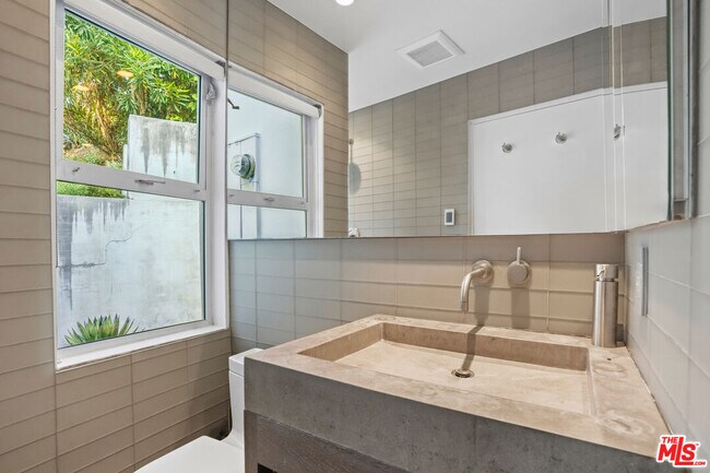 Building Photo - 7700 Willow Glen Rd