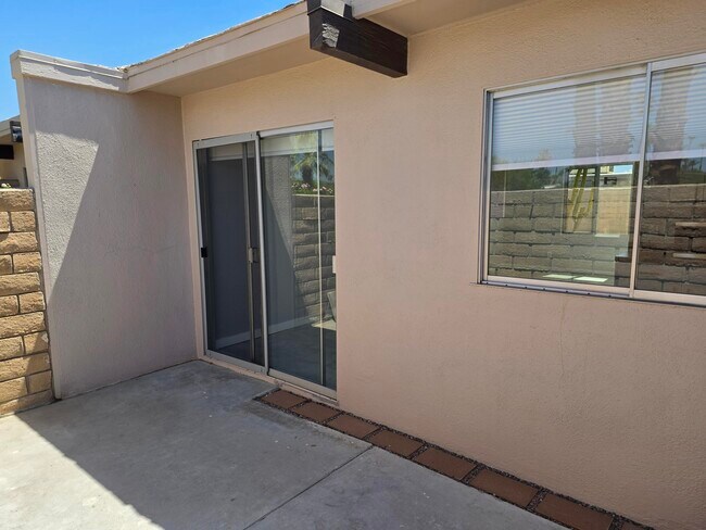 Building Photo - 735 E Louise Dr
