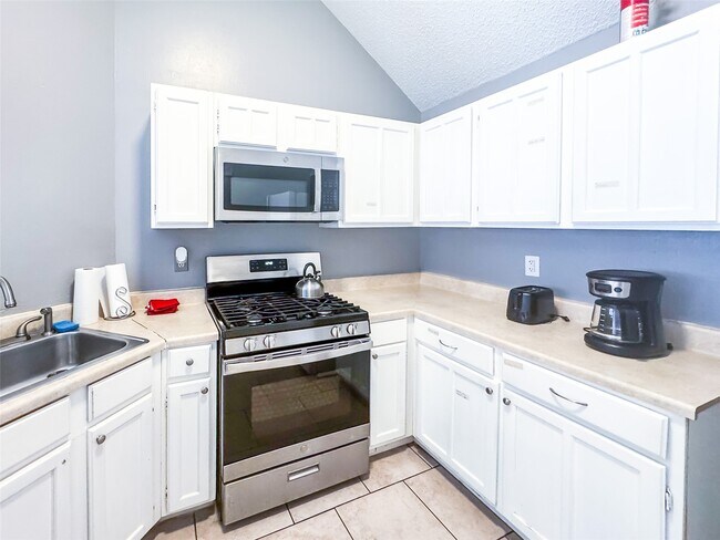Building Photo - 18579 N Lyford Dr
