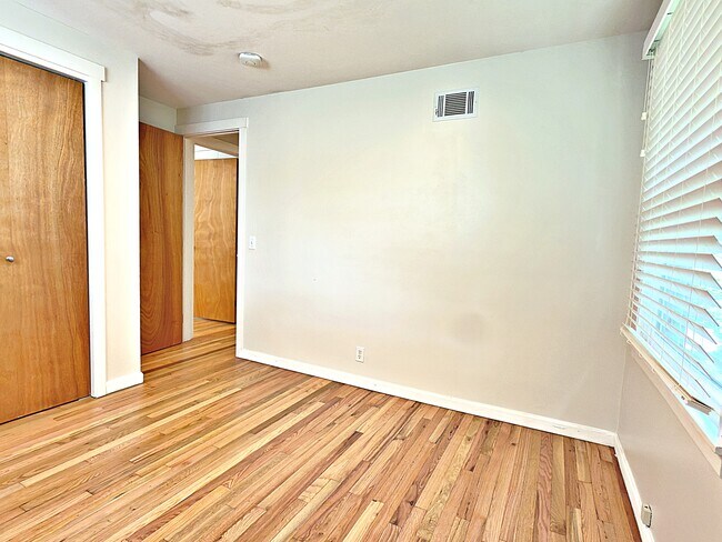 Building Photo - 12820 SW Edgewood St