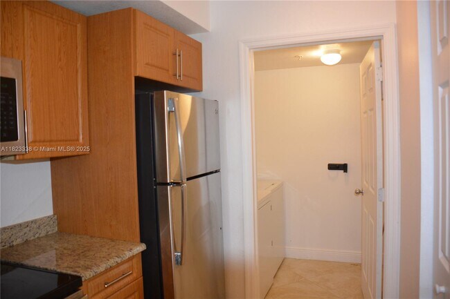 Building Photo - 2586 Centergate Dr